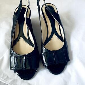 Naturalizer 7M  wedge 2.5" black back strap